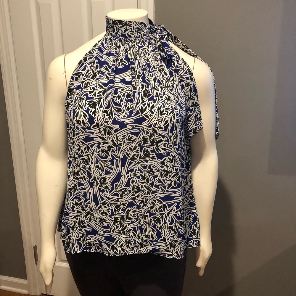 Tie neck halter sleeveless shirt
